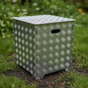 Alu Hocker auf Rasen in Garten